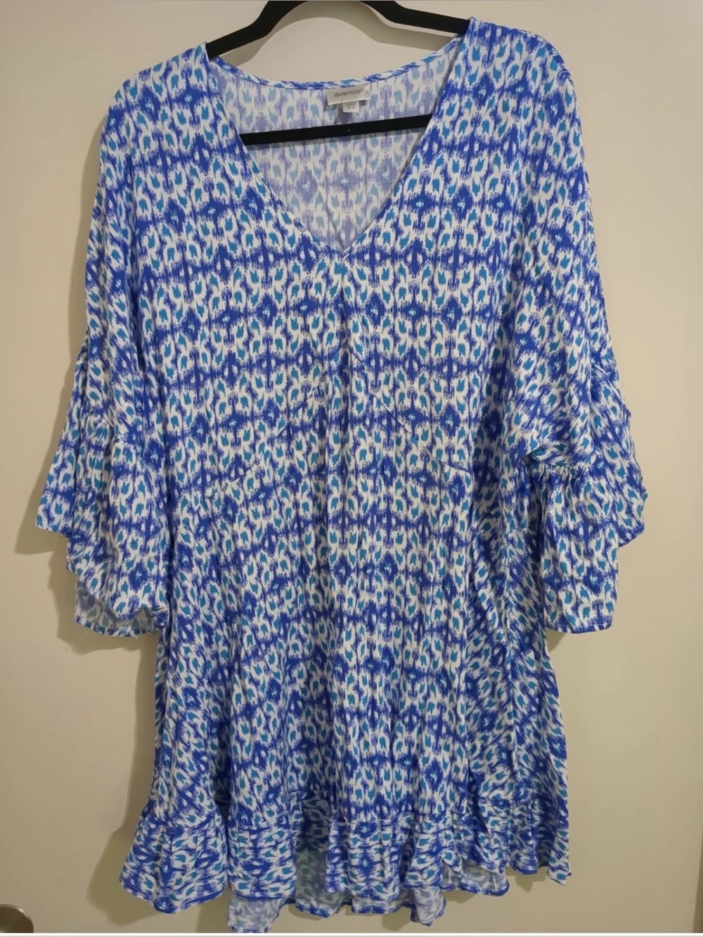 Avenue plus size 18/20 Blue Patterned V-Neck Ruffle Sleeve Women’s Top gorgeous